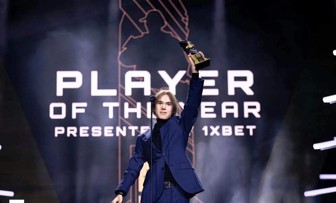 三波团队战斗完成了翻盘！SYWJJ 剑魔势不可挡， FunPlus Phoenix 在第一场比赛中击败了 LGD Gaming