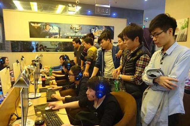 罗云熙与LPL四支出征队伍合照：LPL加油出征顺利，等凯旋！